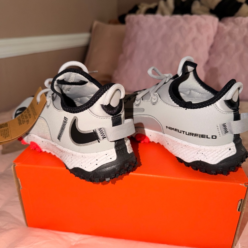 Nike Grey and Black Trail Sneakers with Coral Accents - Picture 2 of 5